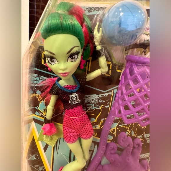 NWT MONSTER HIGH DOLL NRFB VENUS MCFLYTRAP CASKETBALL CHAMP 2016 - Picture 3 of 10